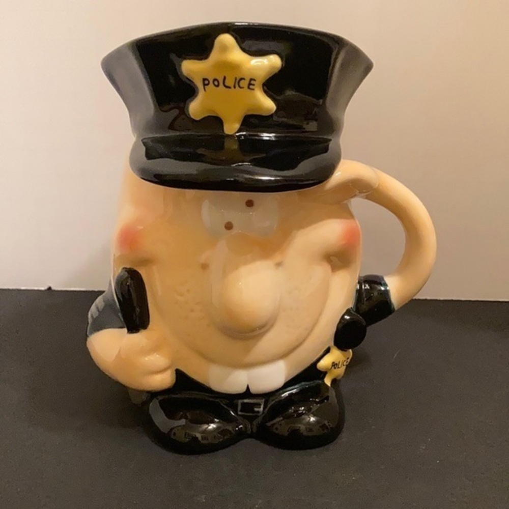 Goofy policeman ceramic mug with lid
